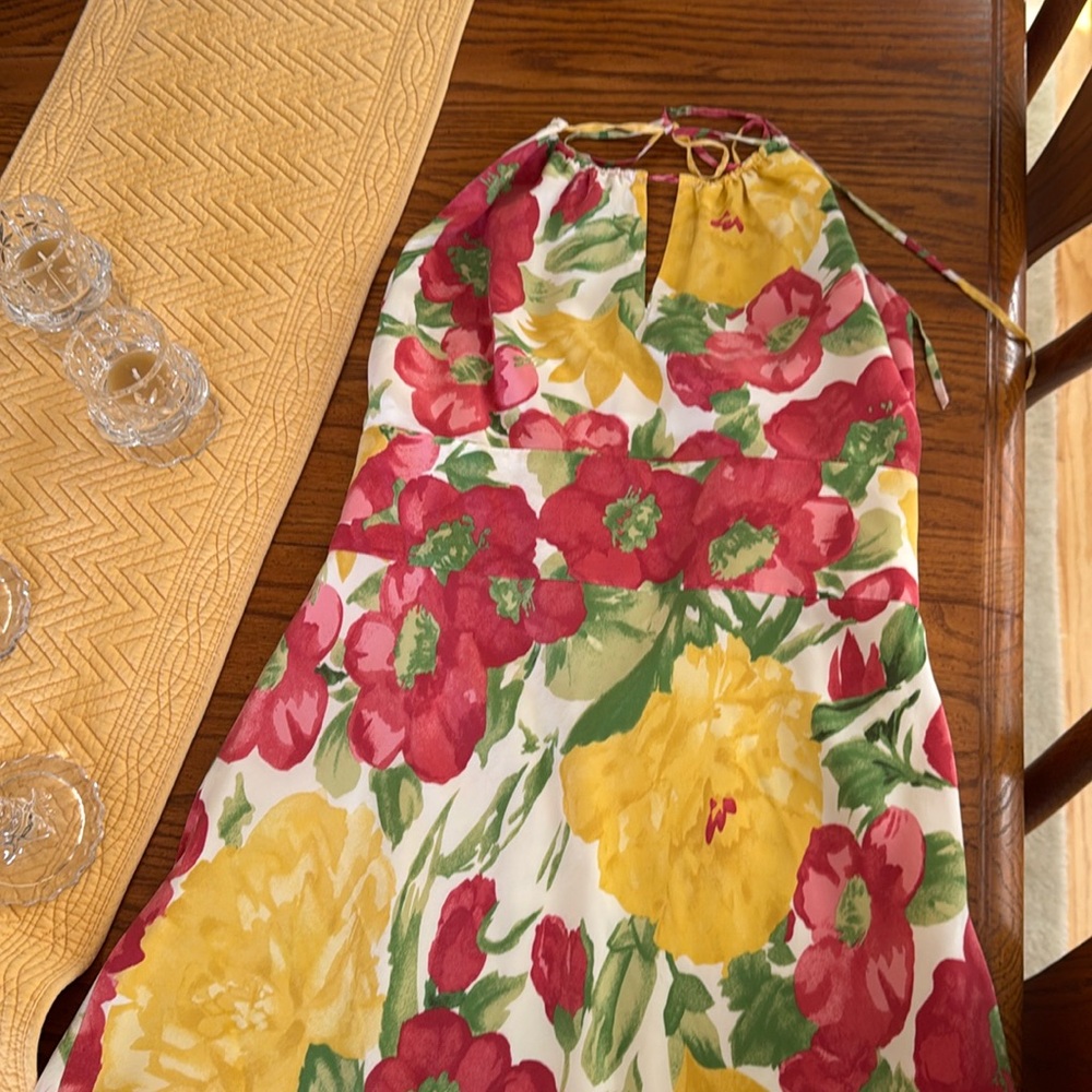 Silk dress lined in polyester. Zips on the side seam.